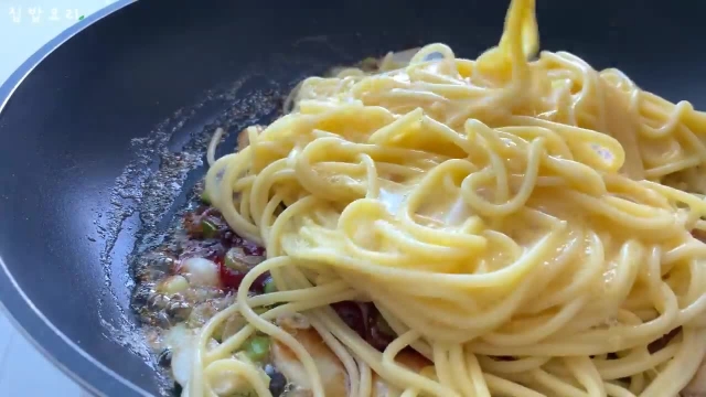 طرز تهیه اسپاگتی با تخم مرغ