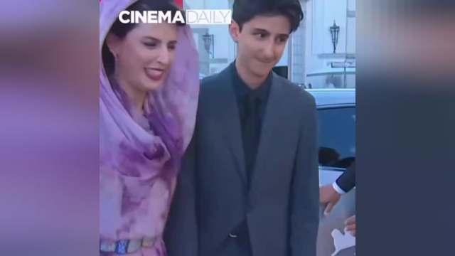 لیلا حاتمی به همراه پسرش روی فرش قرمز اختتامیه جشنواره ونیز | فیلم 