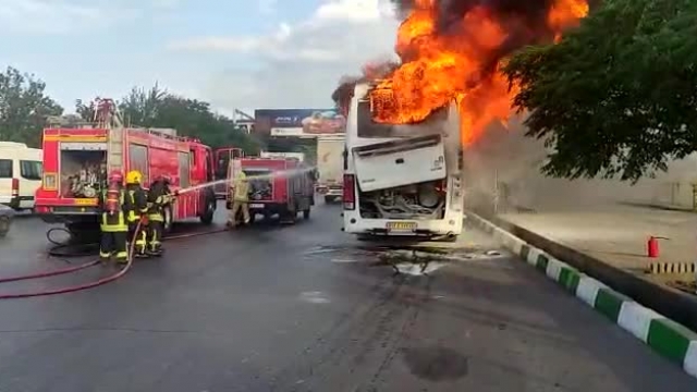 آتش گرفتن اتوبوس کارکنان یک شرکت در بلوار وکیل آباد مشهد | فیلم 