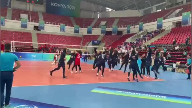 خوشحالی تیم والیبال زنان بعد از رسیدن به فینال بازی های کشورهای اسلامی | ویدیو 