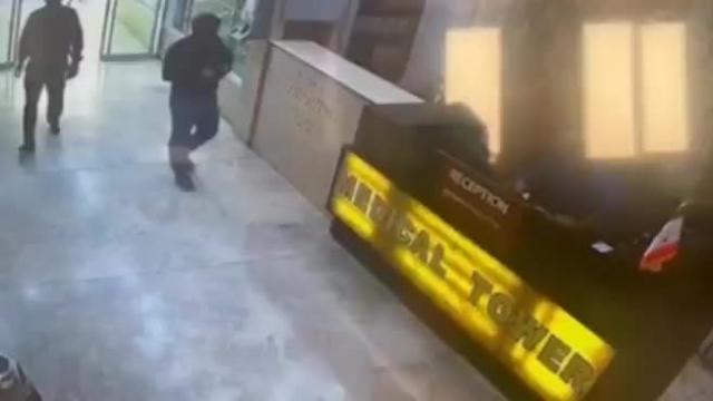 لحظه ورود عبدالباقی به ساختمان متروپل 0.5 ساعت قبل از ریزش برج | فیلم