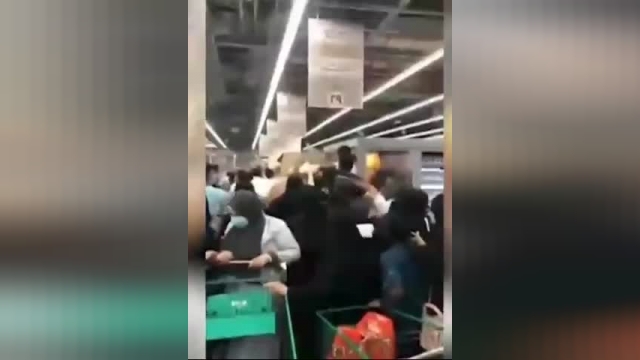ازدحام در صف‌های خرید تخم‌مرغ در عربستان | فیلم 