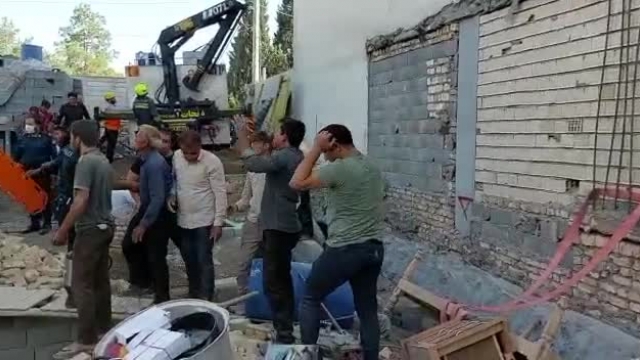 ریزش ساختمان 2 طبقه در اصفهان و محبوس شدن 2 نفر زیر آوار | ویدئو