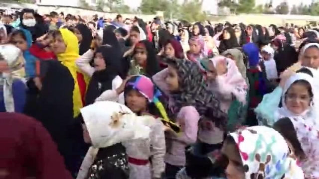 سرود سلام فرمانده اجرا شده توسط اتباع افغانستانی در مهمان‌شهر تربت‌جام