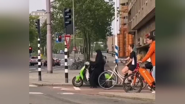 موتورسواری خانم چادری در خیابان‌های آمستردام هلند | فیلم