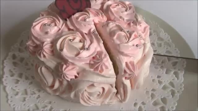آموزش حرفه ای ساده تزیین کیک خامه ای با گلهای رز و شکلات تزیینی نقره ای