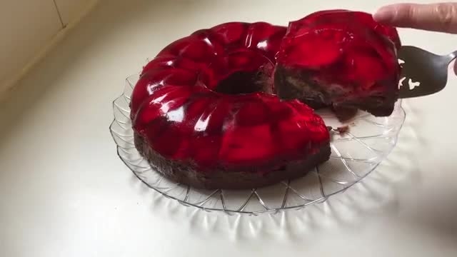 دستور تهیه متفاوت کیک ژله توت فرنگی با پایه شکلاتی بدون نیاز به فر