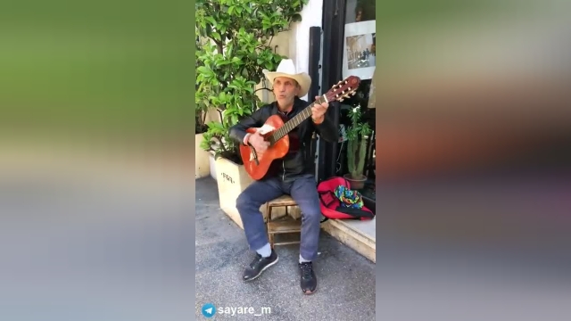 گیتار زدن پیرمرد 80 ساله خارجی