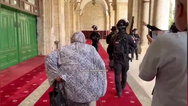 یک پیرزن فلسطینی صهیونیست‌ها را از مسجد الاقصی بیرون کرد 