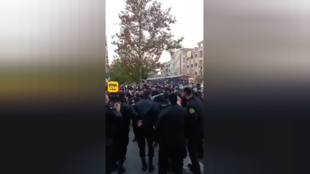جشن و پایکوبی مردم و همراهی نیروهای پلیس بعد از بازی ایران و ولز 