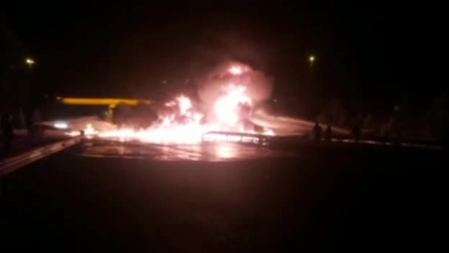 فیلم آتش‌سوزی یک کامیون حامل سوخت در قم روبروی امامزاده شاه جمال