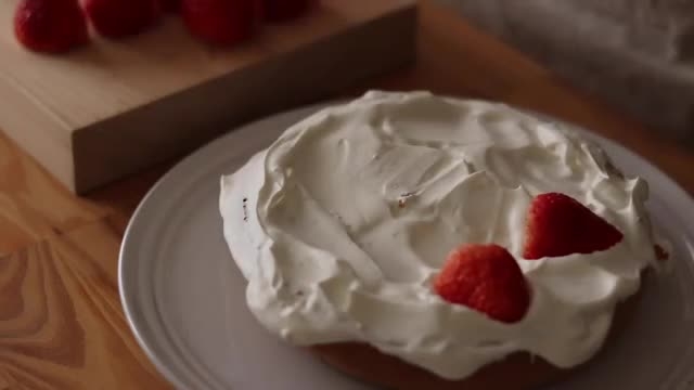 طرز تهیه و روش پخت حرفه ای و تزیین کیک برهنه توت فرنگی و بلوبری