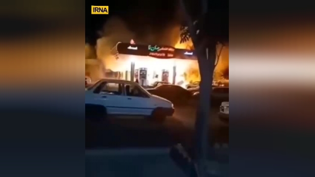 فیلم آتش سوزی خودروی سواری تیبا در جایگاه سوخت شیراز