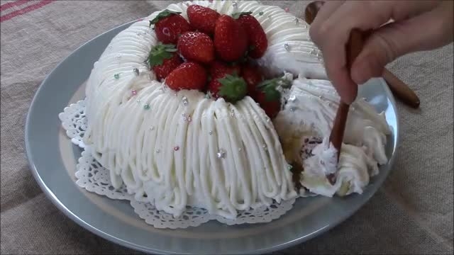 آموزش بهترین تزیین کیک دونات بزرگ با تزیین خامه و توت فرنگی و شکلات ریز نقره ای