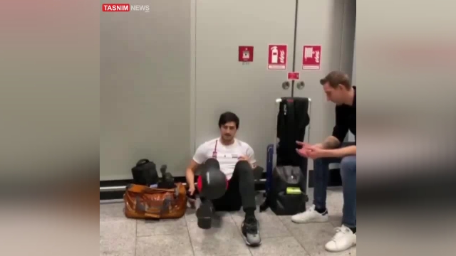 حرکات نمایشی زیبا با توپ سردار آزمون در فرودگاه