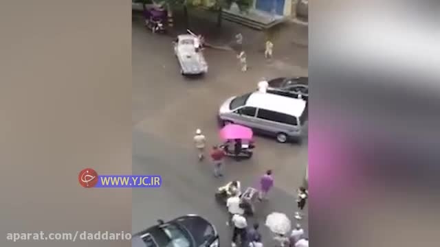 حمله شدید سگ ولگرد به یک مرد در خیابان | حمله وحشی سگ 