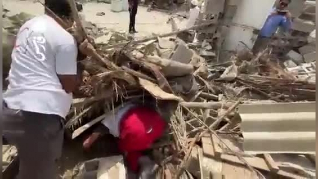 نجات دام‌های زنده از زیر آوار در مناطق زلزله زده هرمزگان توسط امدادگران | فیلم 