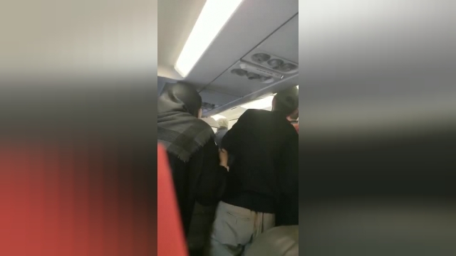 کتک زدن مسافر پرواز نجف تهران توسط مهماندار بعد از 6 ساعت تاخیر قشم ایر | ویدیو 
