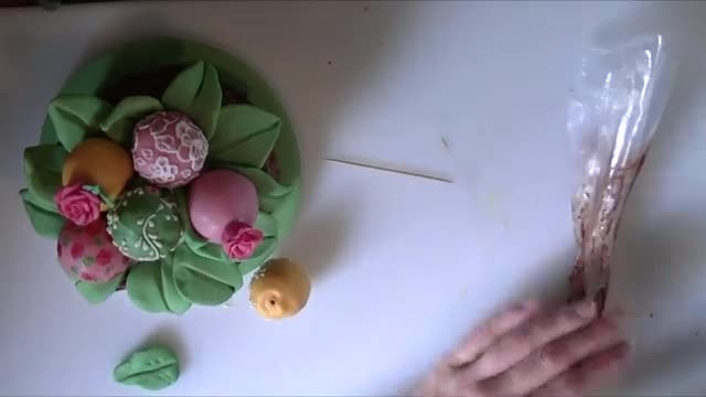 آموزش بینظیر و متفاوت تزیین کیک با خامه شکلاتی به شکل سبد گل و گلهای فونداتی