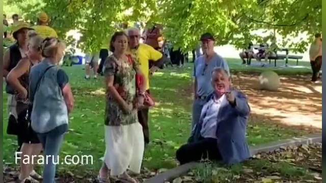 لحظه کوبیدن تخم‌مرغ به سر آقای سیاستمدار توسط یک زن ( ویدئو کامل )