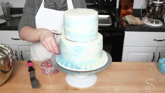 آموزش ساده با  تزیین کیک دو طبقه به رنگ آسمان با تزیین شکلات های رنگی