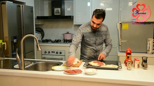 دستور پخت پیتزای پپرونی خانگی با نان ساده و سبک 