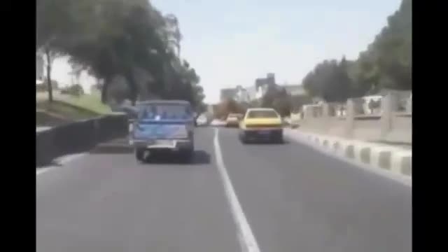 راه ندادن راننده نیسان شهرداری به آمبولانس در تبریز | فیلم 