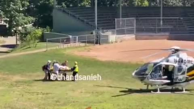 لحظه انتقال سلمان رشدی به بیمارستان با هلیکوپتر | ویدیو 