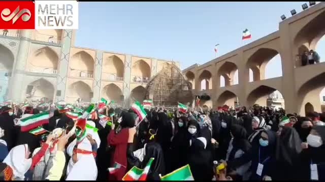 سرود سلام فرمانده در یزد | تجمع دهه نودی ها در میدان امیرچقماق یزد