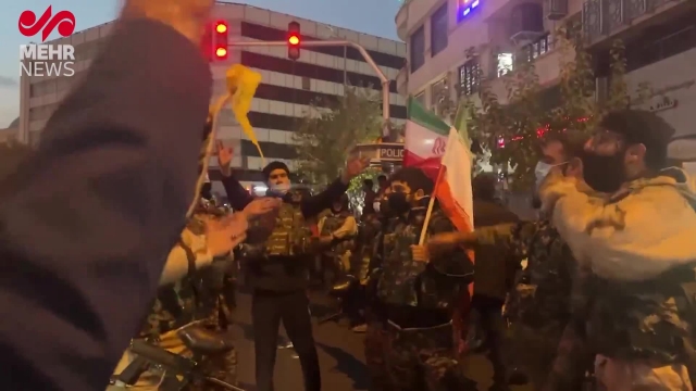پایکوبی گروهی از نیروهای پلیس بعد از پیروزی تیم ملی فوتبال ایران مقابل ولز 